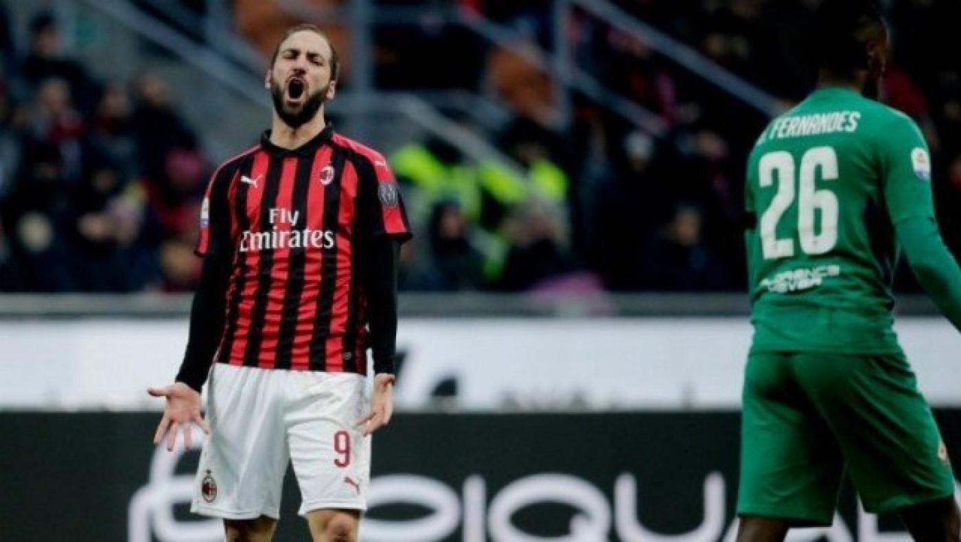 «Σφαλιάρα» για τη Μίλαν, σβηστά η              Νάπολι