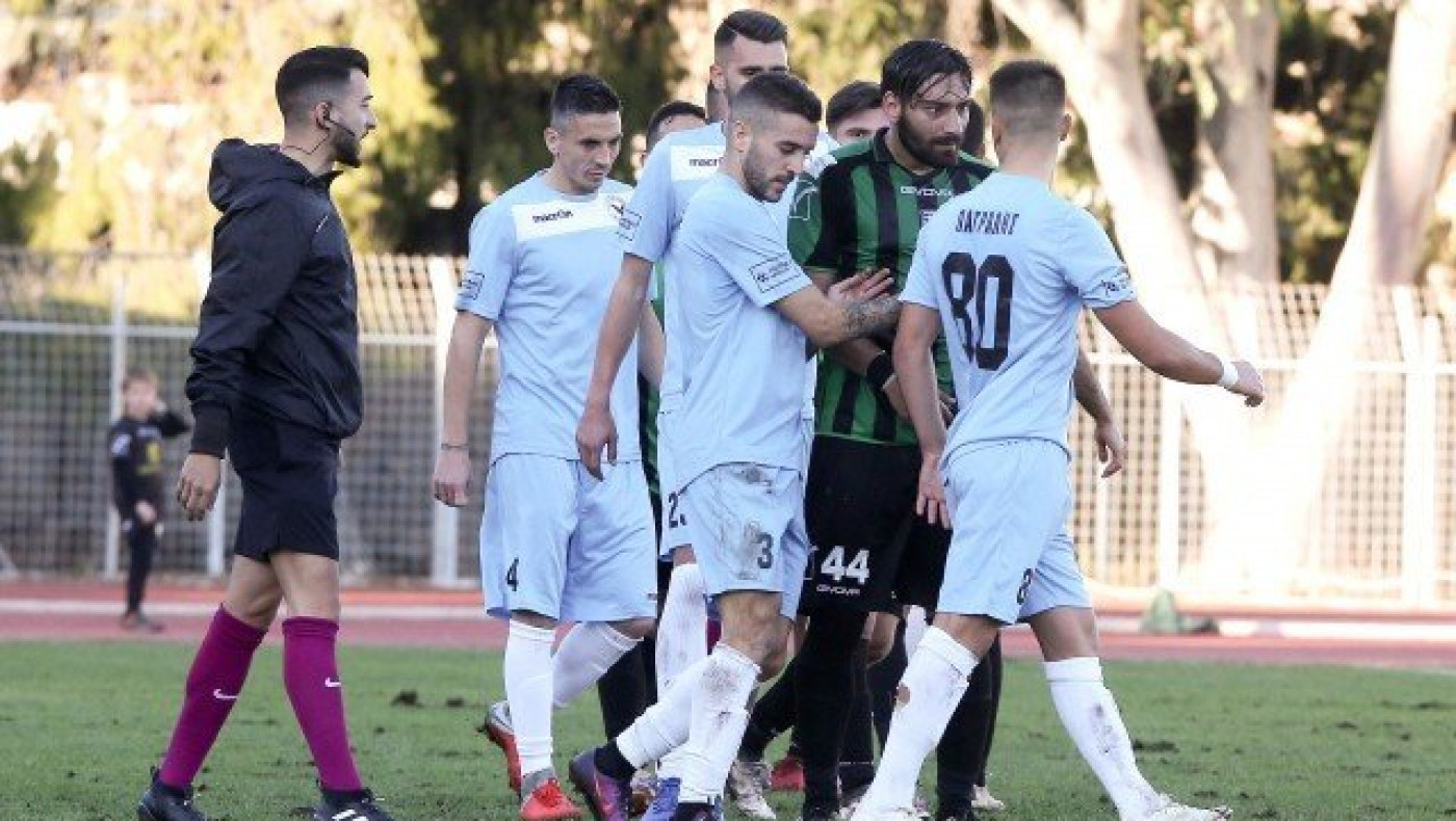 Υπό διωγμόν τέσσερις ποδοσφαιριστές       στη Δόξα