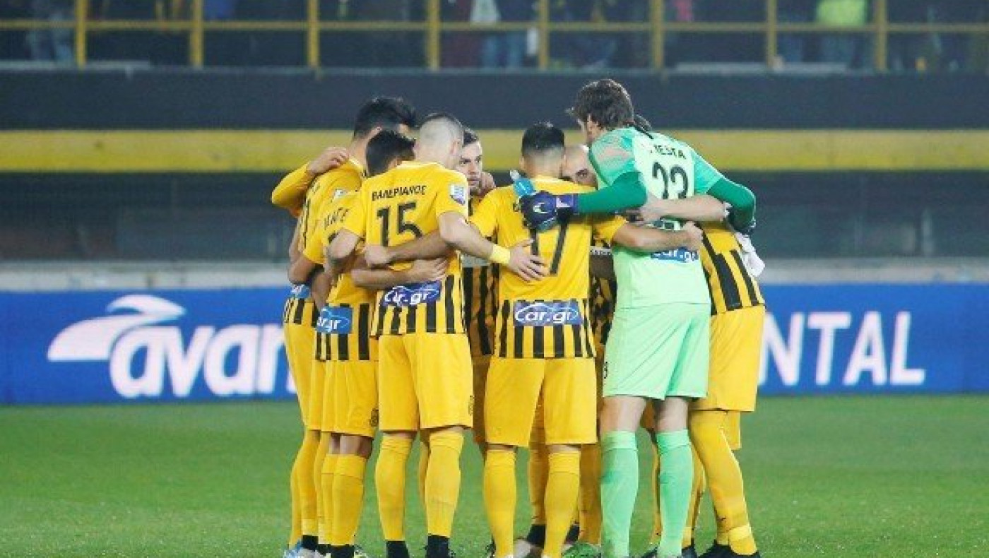 Κολλημένος στη μετριότητα       και τις αγιάτρευτες παθογένειες