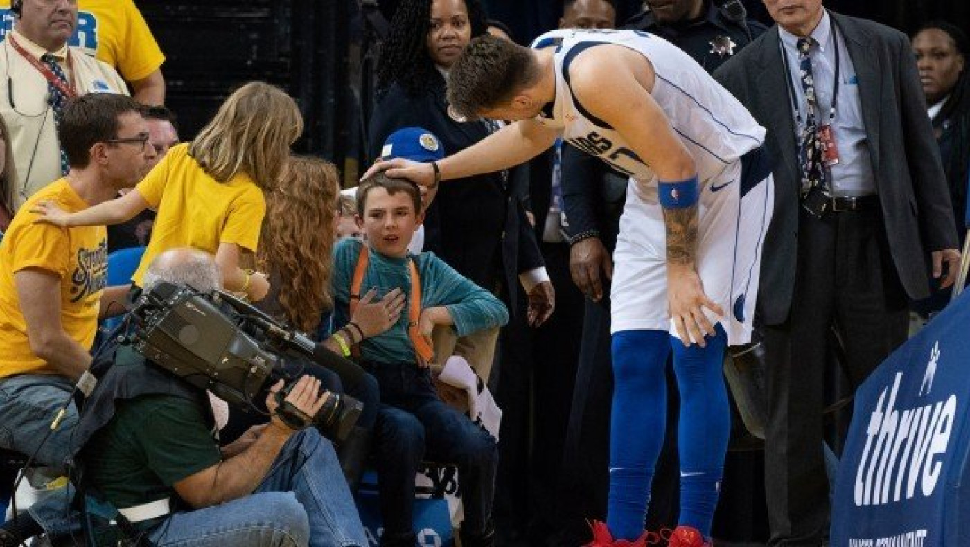 Μεγάλος Ντόντσιτς, χάρισε τη φανέλα του σε πιτσιρίκο που χτύπησε (v)