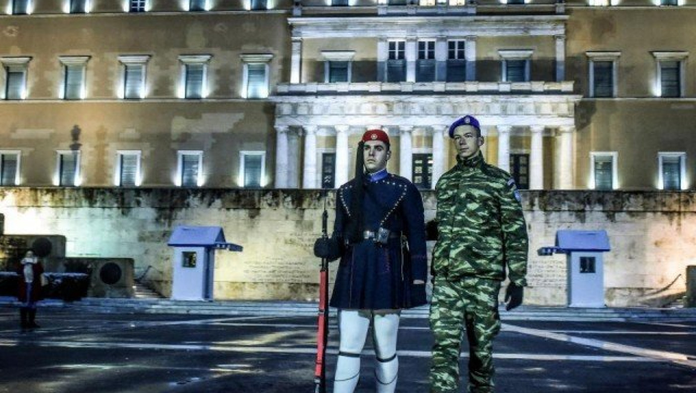 Με τζιπ η αλλαγή φρουράς των Ευζώνων λόγω παγετού (ΦΩΤΟ)