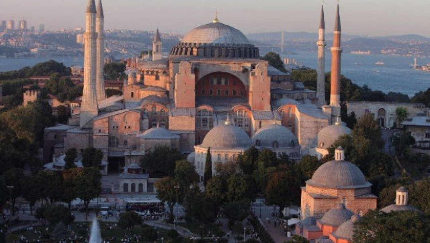 Σάλος με γυναίκα που χόρευε... μπαλέτο μέσα στην Αγιά Σοφιά! (BINTEO)