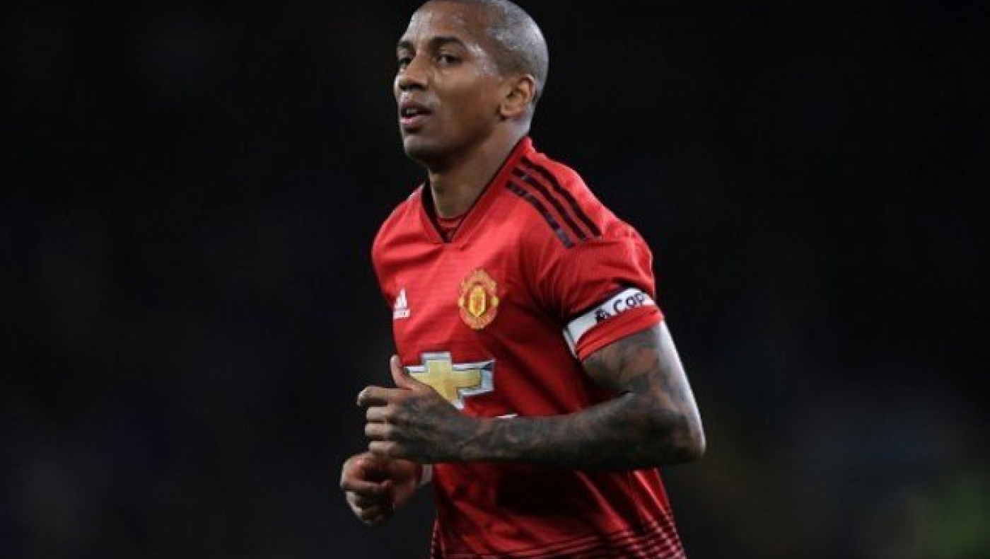 Κινείται για   Ασλεϊ                  Γιανγκ η Ιντερ