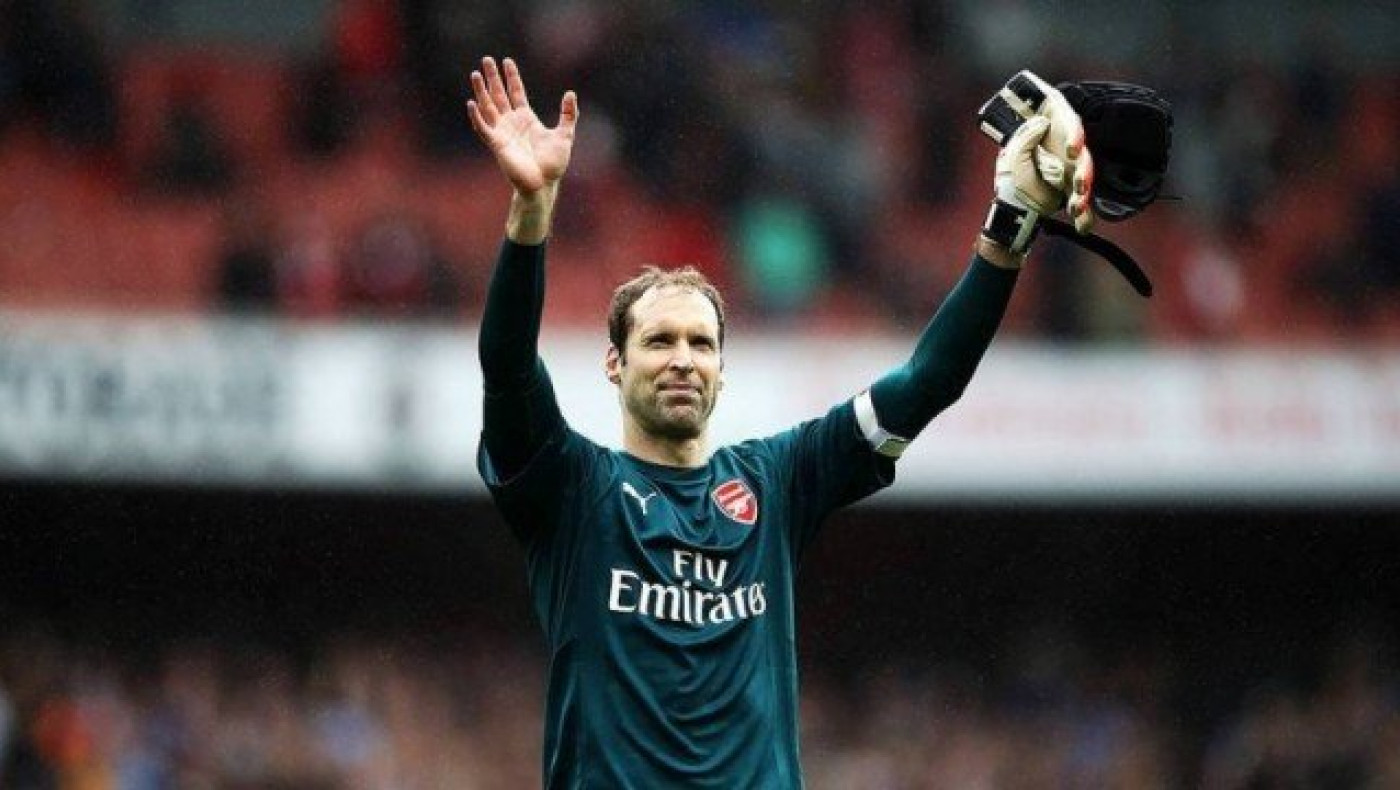 Ο Τσεχ κρεμάει τα                      γάντια του! (pic)