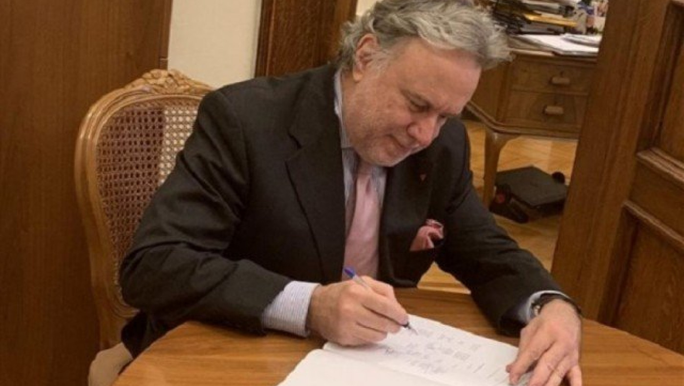 Υπέγραψε τον κυρωτικό νόμο της Συμφωνίας των Πρεσπών ο Κατρούγκαλος