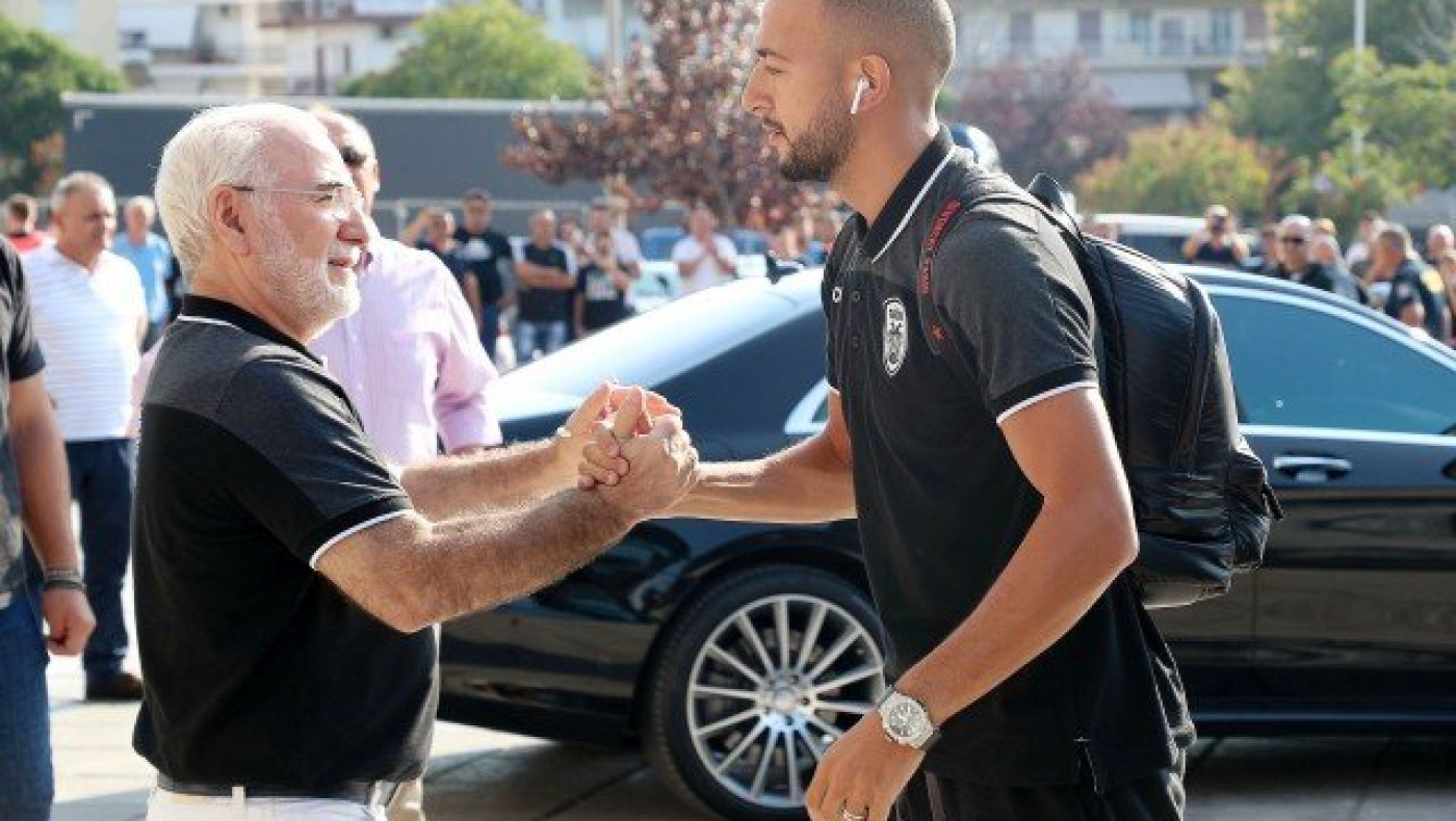 Πώρωση Ιβάν με τους παίκτες του ΠΑΟΚ έξω από το ΟΑΚΑ (vid)