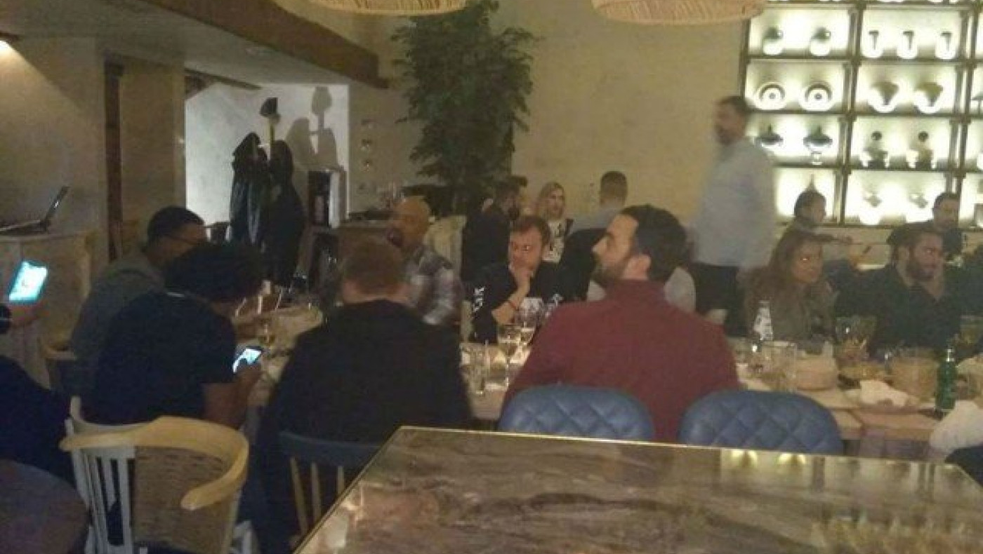 Δείπνο τίτλου με «We are the Champions» (pics & vids)