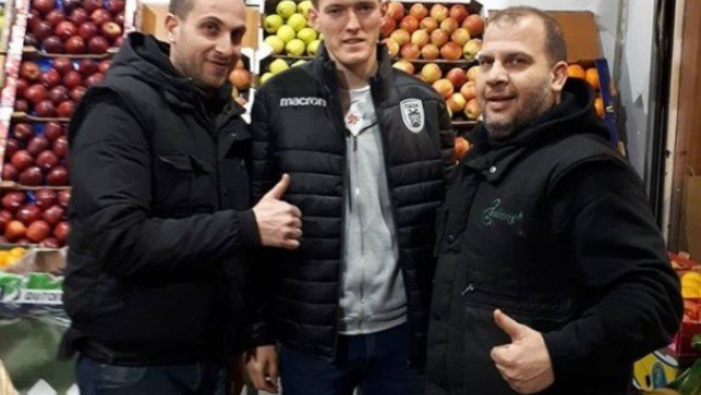 Νιώθει άνετα με το καλημέρα        ο Κάρολ Σφιντέρσκι