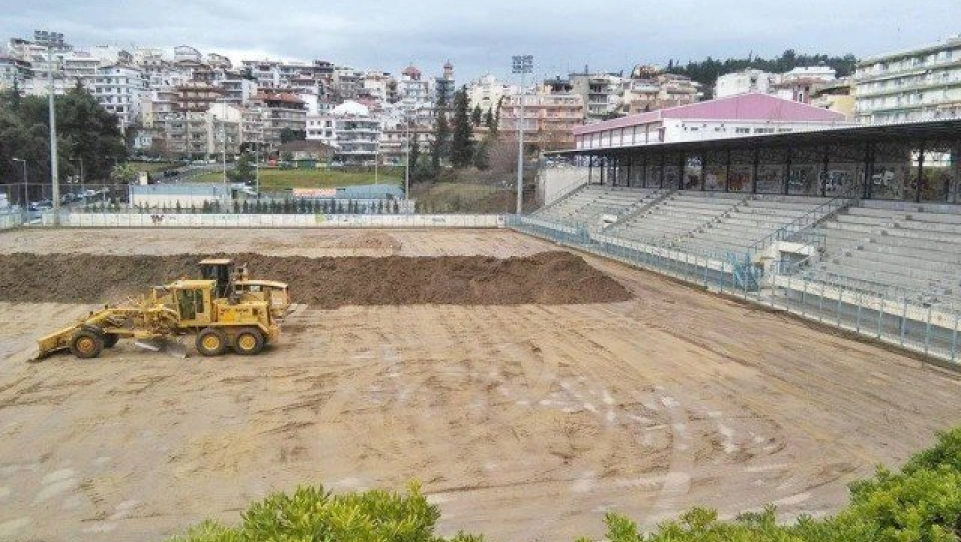 Αρχισαν οι εργασίες στο ΔΑΚ Συκεών για τοποθέτηση       τάπητα τάπητα