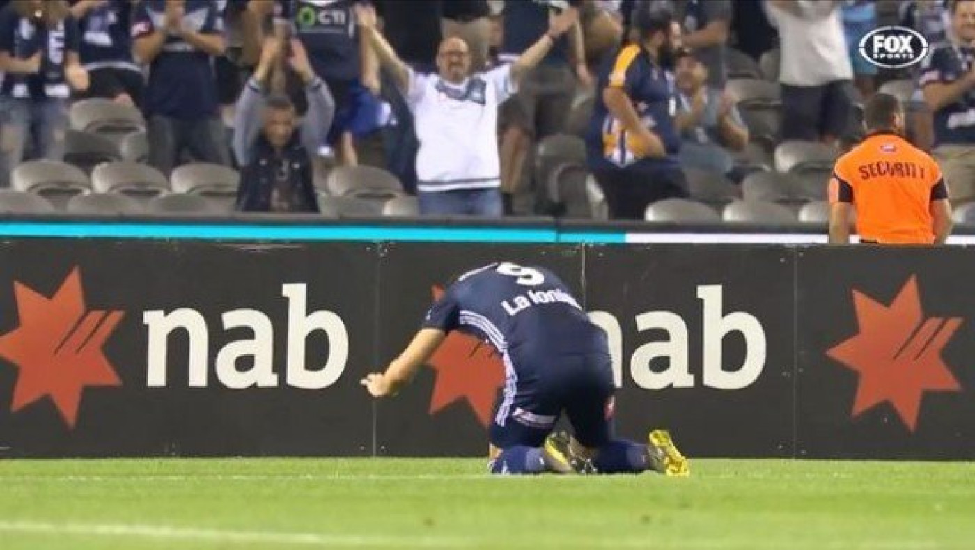 Τίμησε τους νεκρούς του μακελειού ο Μπαρμπαρούσης (vid)