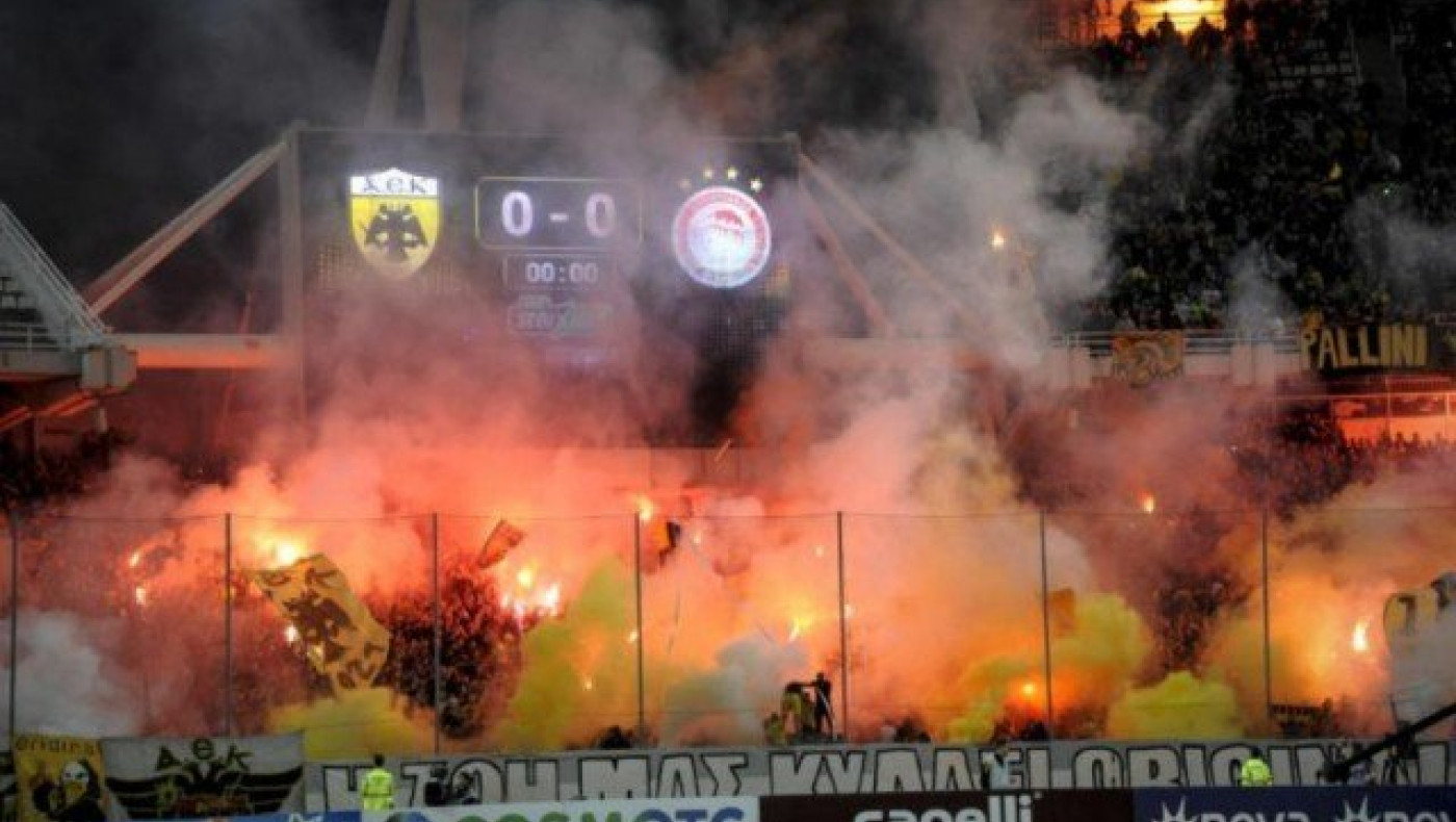 Οπαδοί στους παίκτες της ΑΕΚ:       «Κύπελλο ή φάπα»