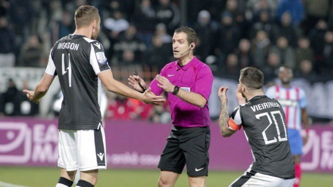 Λάσπη στον ανεμιστήρα με το                   φτυάρι!