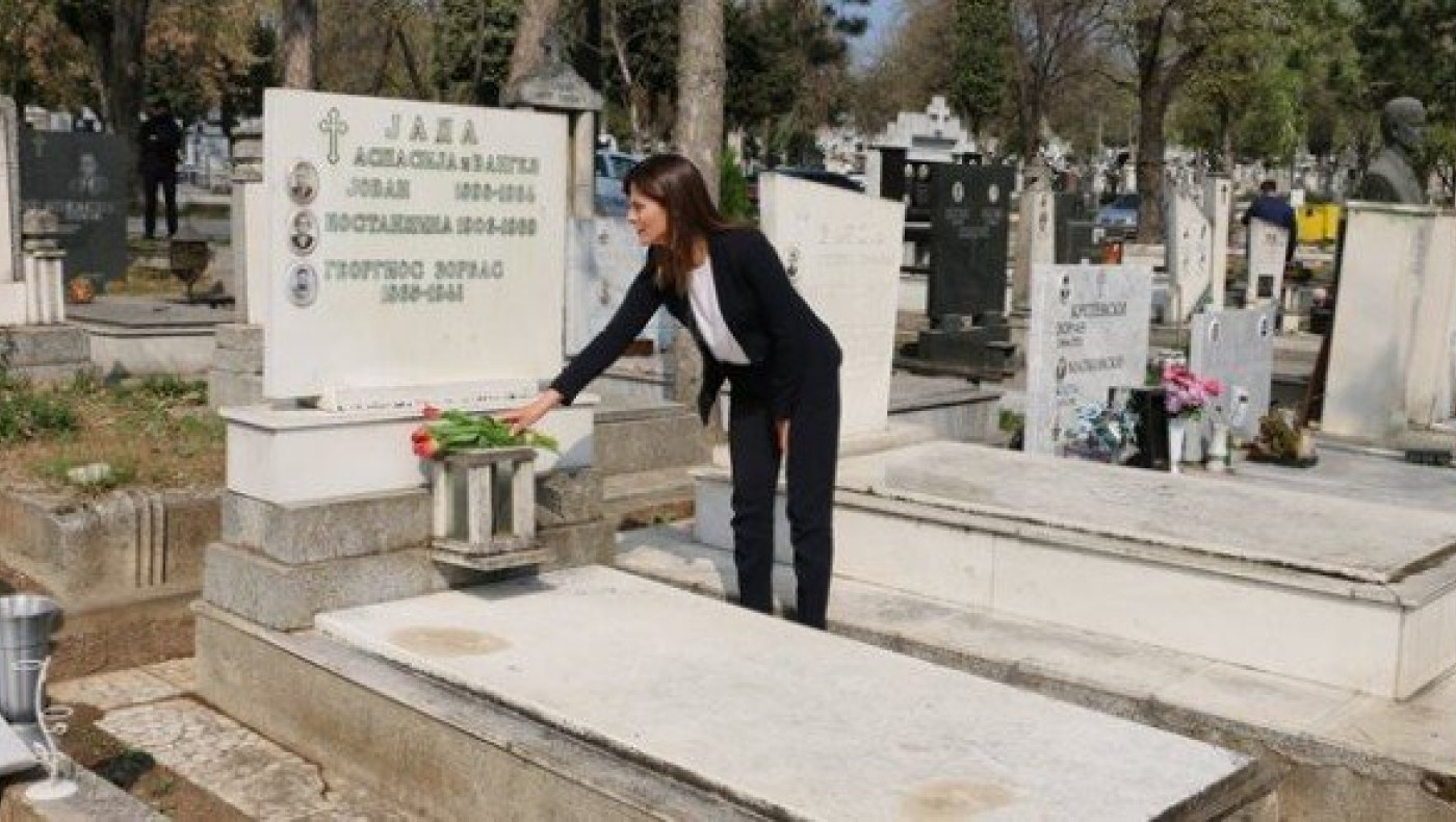 Σκόπια: Λουλούδια στον τάφο του Αλέξη Ζορμπά άφησε η Μπέτυ Μπαζιάνα