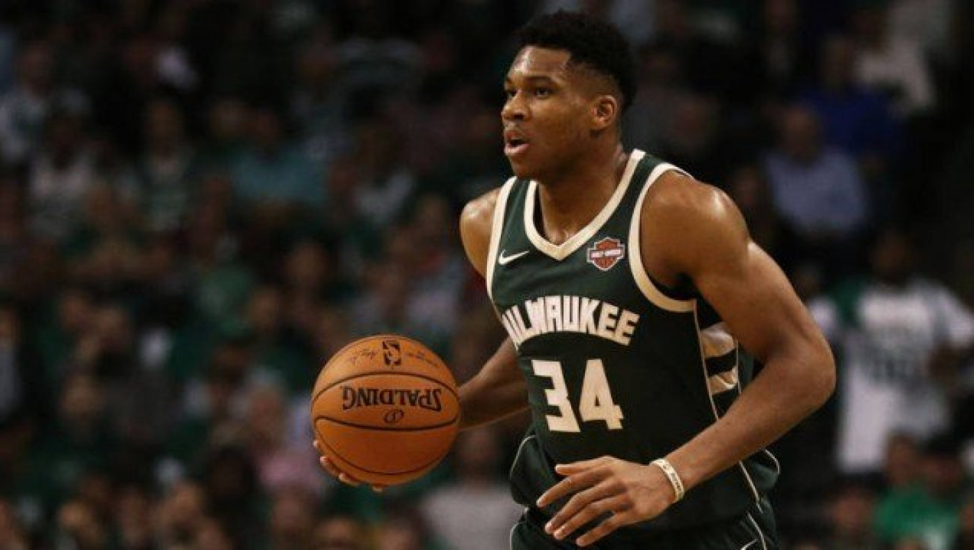 To γαλανόλευκο          μήνυμα των Μπακς και του Γιάννη