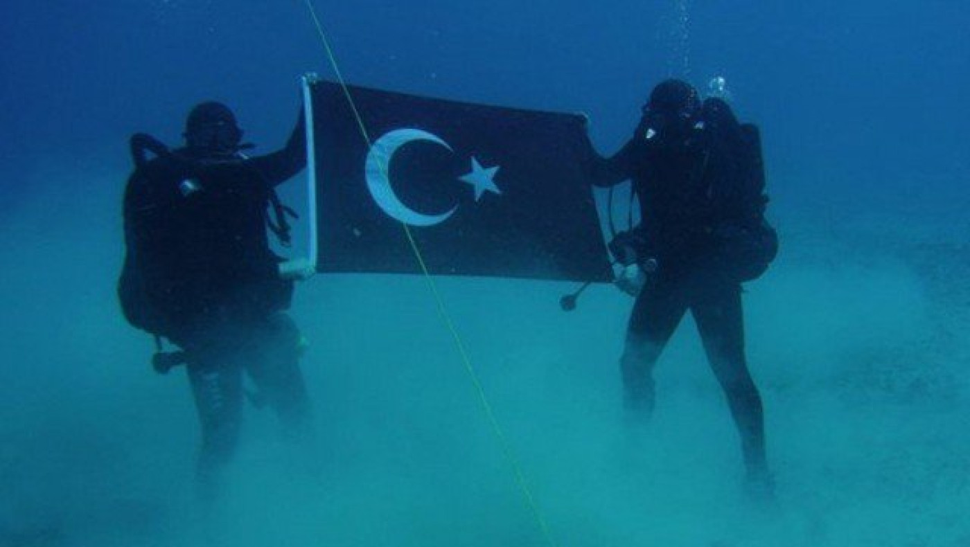 Τούρκοι κομάντος φωτογραφίζονται με την τουρκική σημαία στη Σούδα