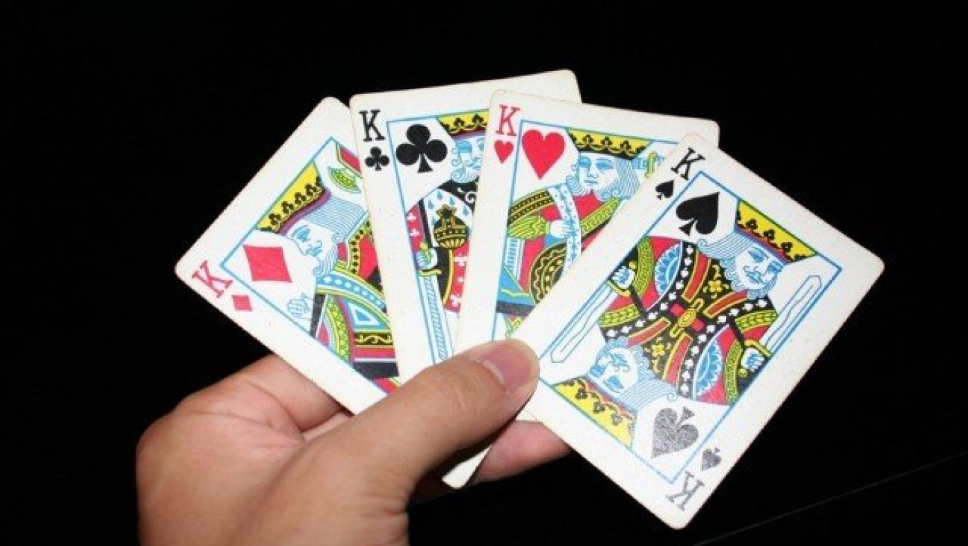 Εδώ παπάς... εκεί      παπάς πού είναι ο Καραπαπάς;