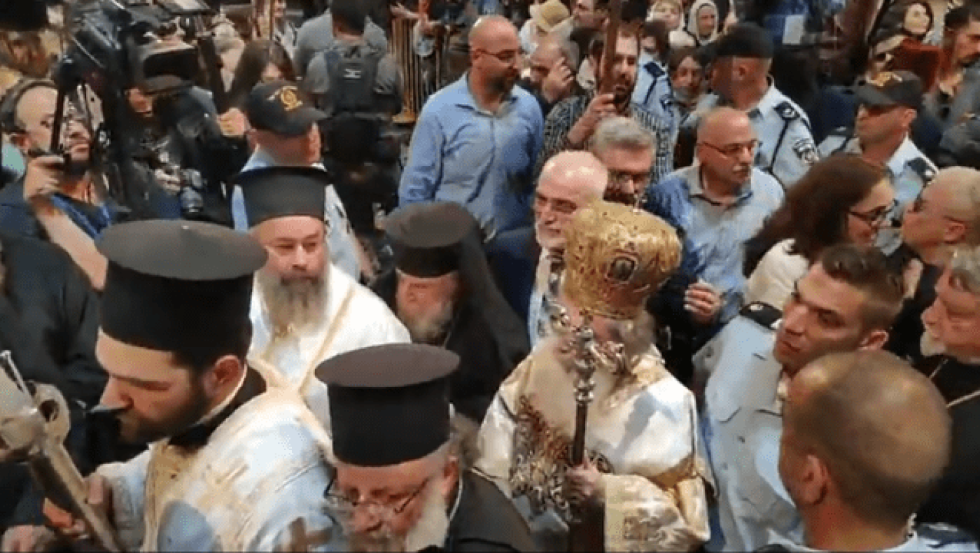 Στα Ιεροσόλυμα ο Σαββίδης για το Αγιο Φως - Χάρισε φανέλα του ΠΑΟΚ