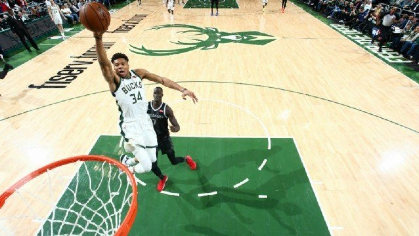 Μίλησαν οι έδρες, 1-0 οι Μπακς του Γιάννη     (vids)