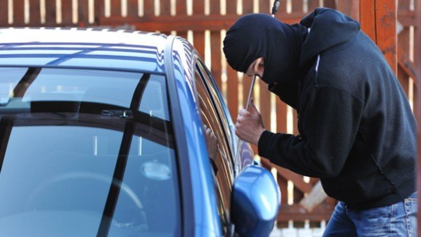 Θεσσαλονίκη: Δύο νεαροί «άνοιγαν» αυτοκίνητα στην Καλαμαριά