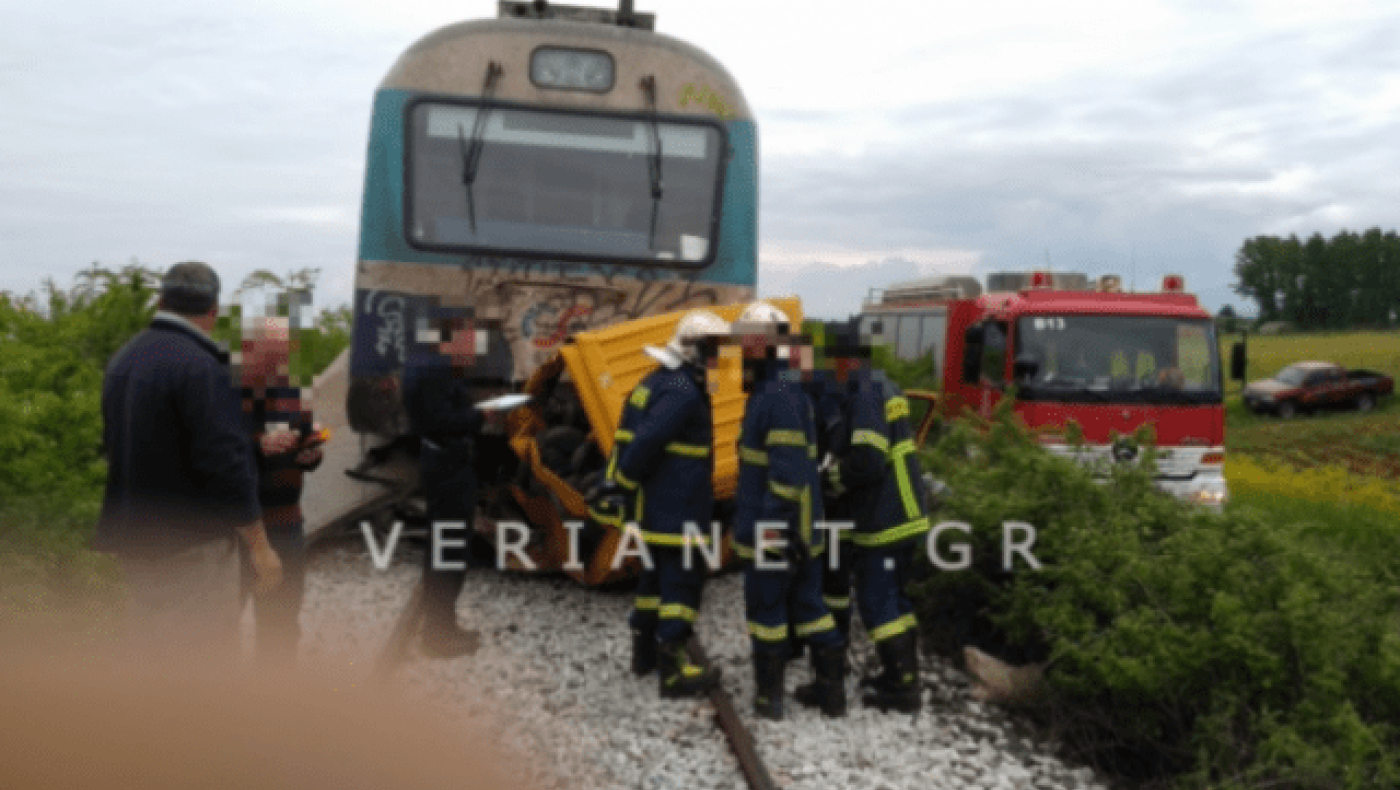 ΕΚΤΑΚΤΟ: Τρένο παρέσυρε ΙΧ έξω από τη Βέροια,       δύο νεκροί!