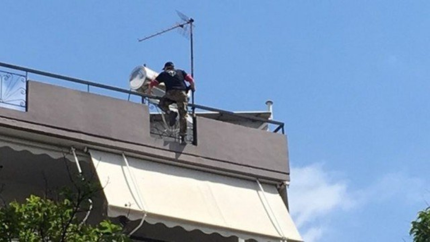 Αγρίνιο: Άνδρας απειλούσε να πέσει στο κενό! (ΒΙΝΤΕΟ)