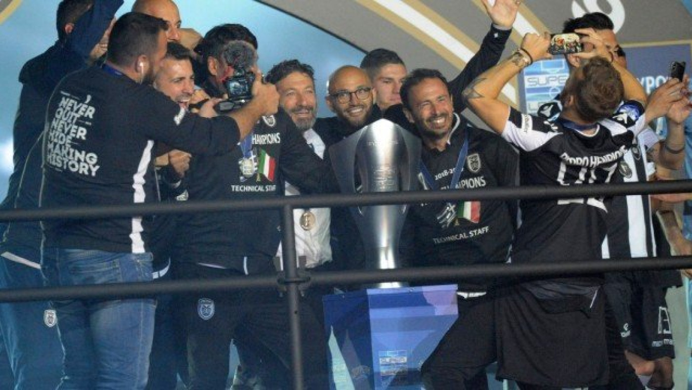 Mε γεμάτες            μπαταρίες στις... άδειες εξέδρες