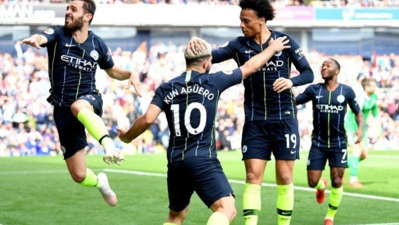 Κουν λαμπρός την                                οδηγεί!