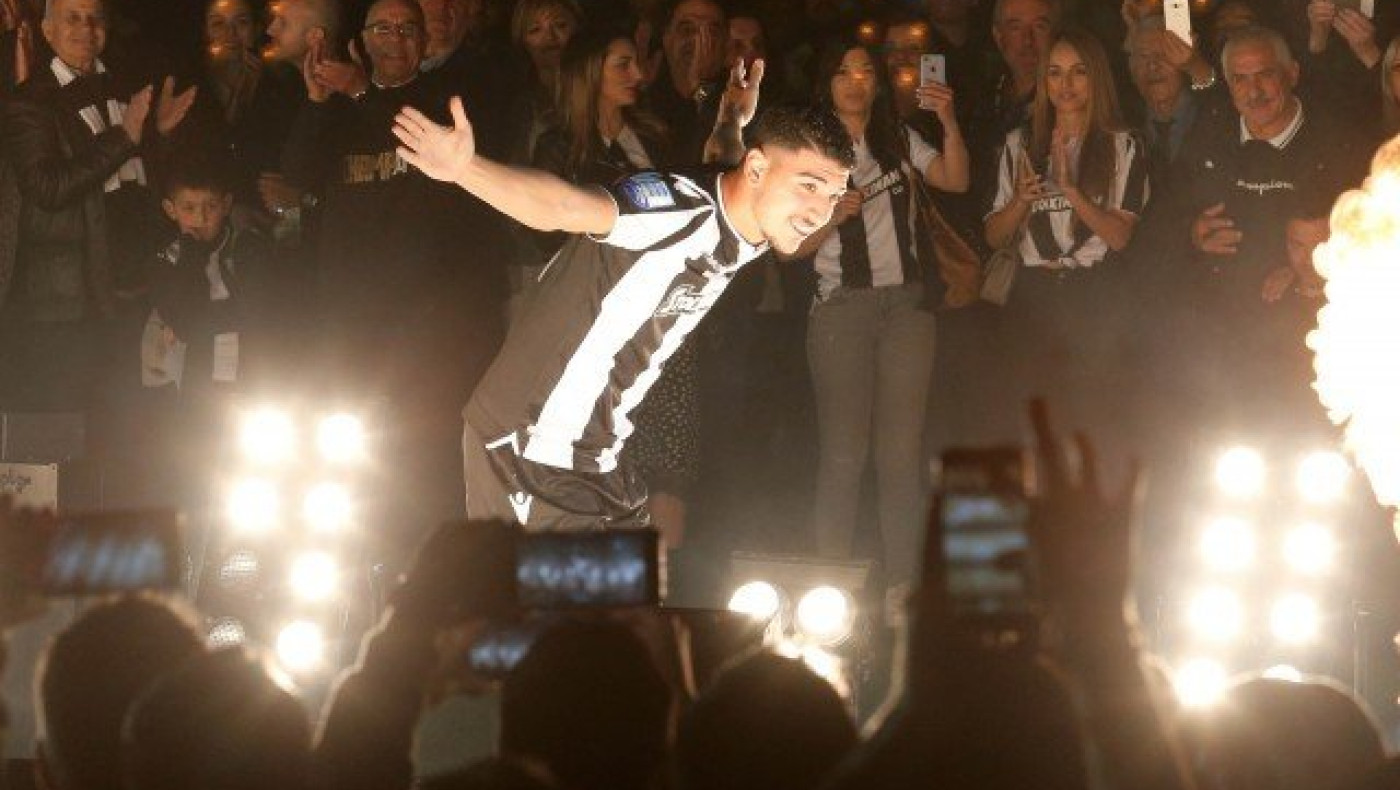 Διασκέδασε στα μπουζούκια στον Βόλο ο Λημνιός (pics+vid)