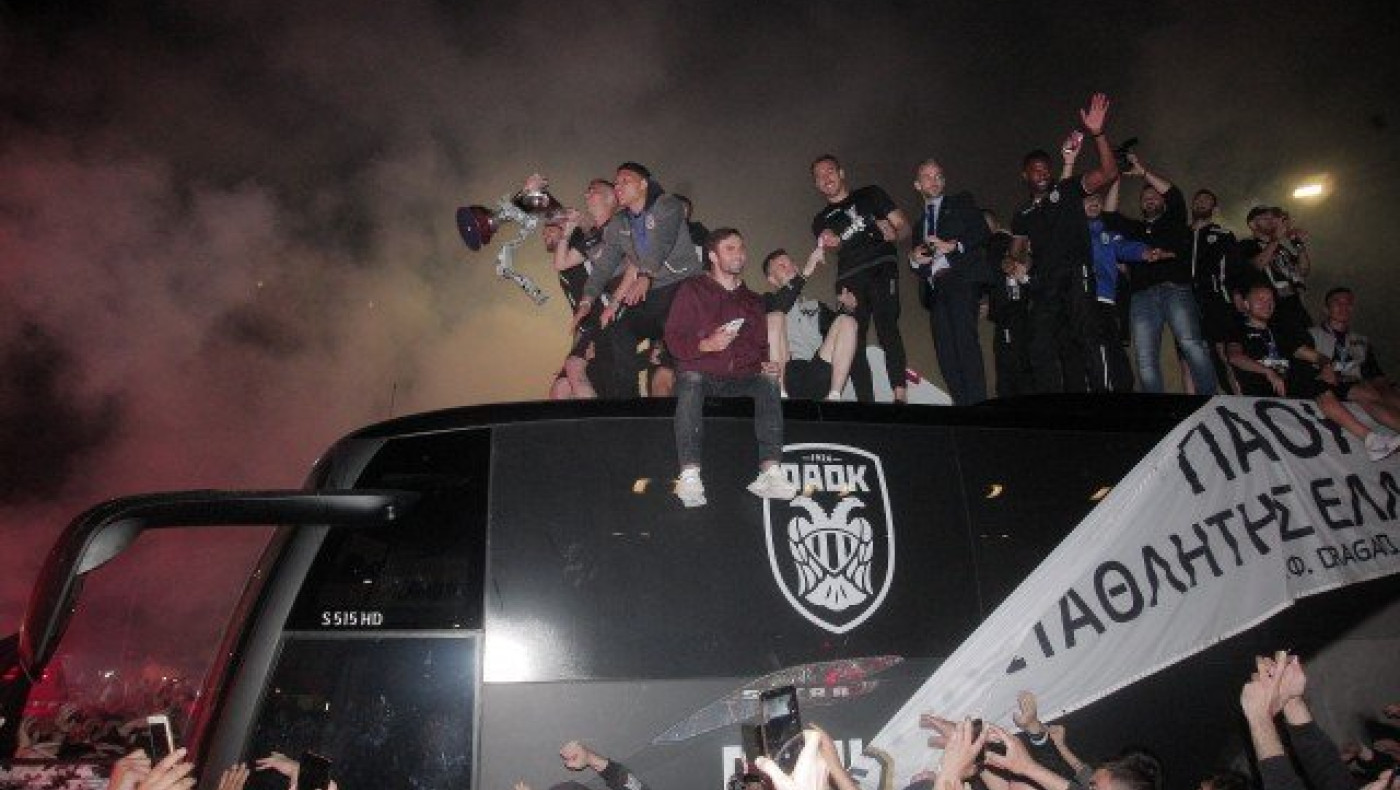 Πρώτος                         και                 με διαφορά