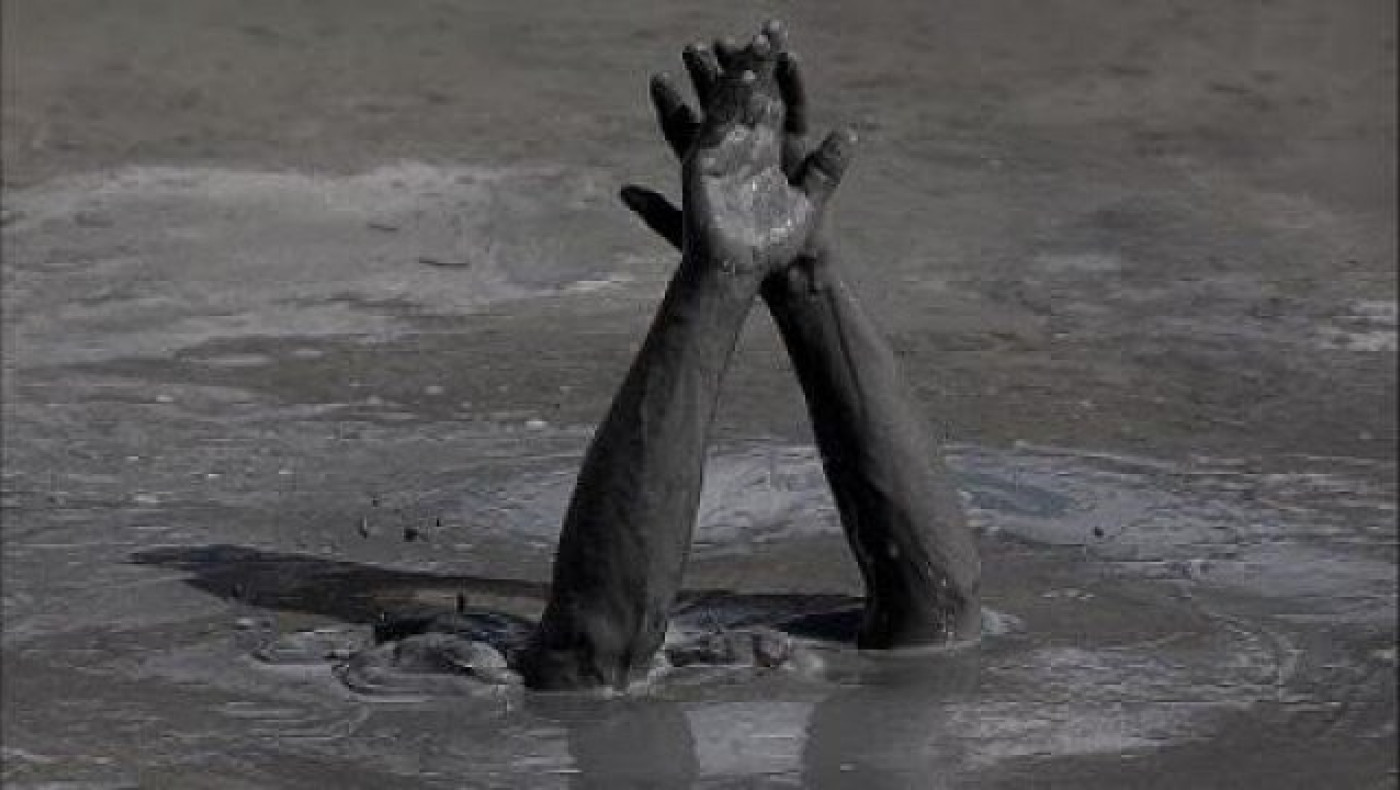 Λερώνουν τα χέρια                     τους με λάσπη …