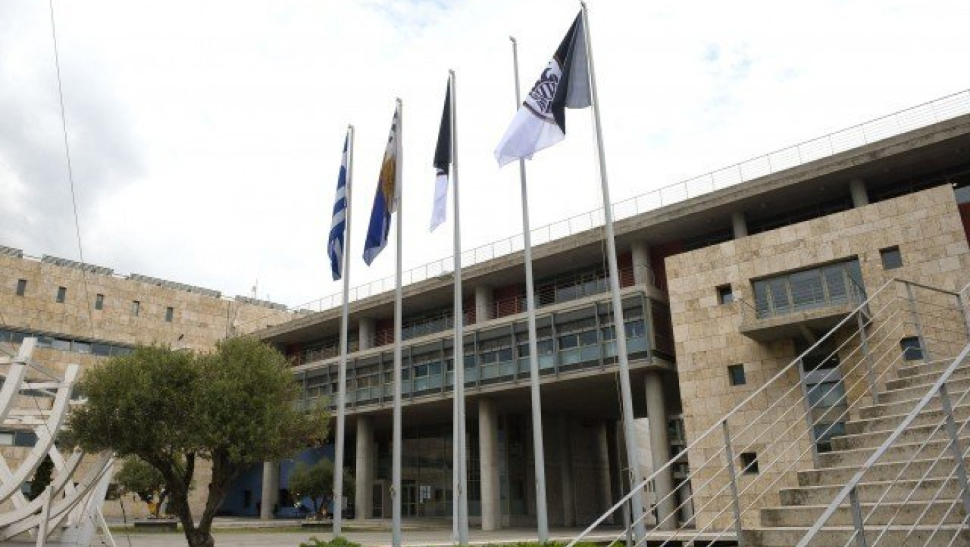 Άγνωστοι κατέβασαν τις σημαίες του ΠΑΟΚ έξω από το δημαρχείο Θεσ/νίκης