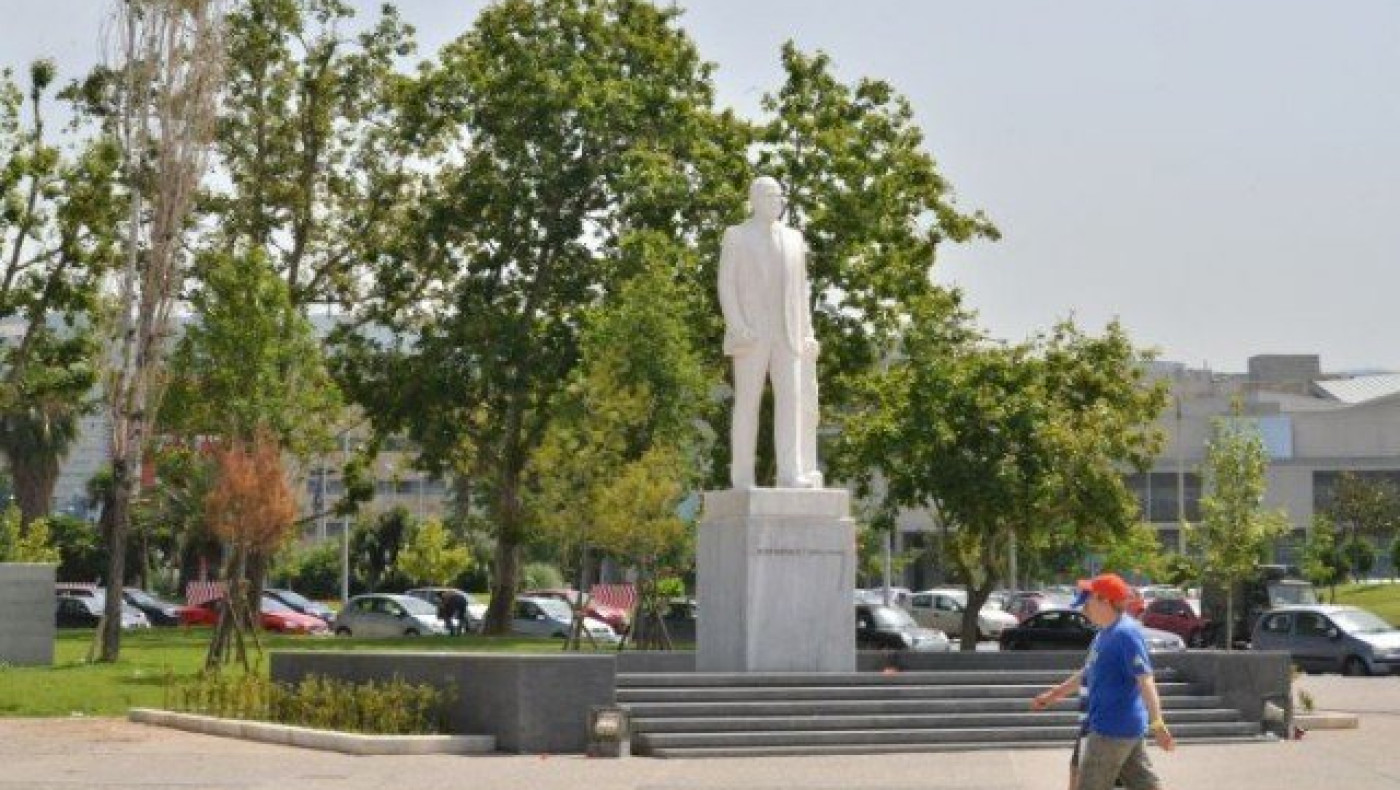 Θεσσαλονίκη: Βανδάλισαν το άγαλμα του Κωνσταντίνου Καραμανλή (ΦΩΤΟ)