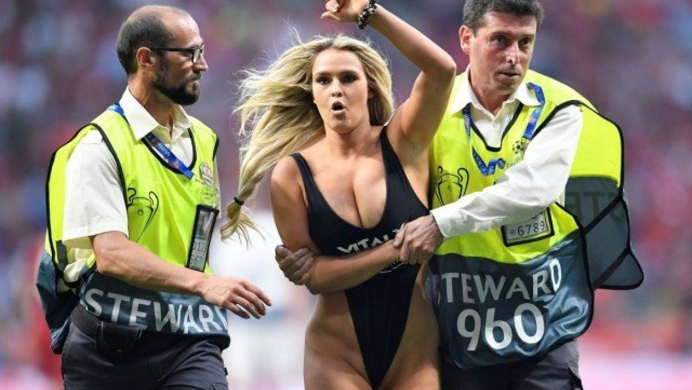 Εκτοξεύτηκε στο Instagram η καυτή εισβολέας του τελικού του CL (pics)