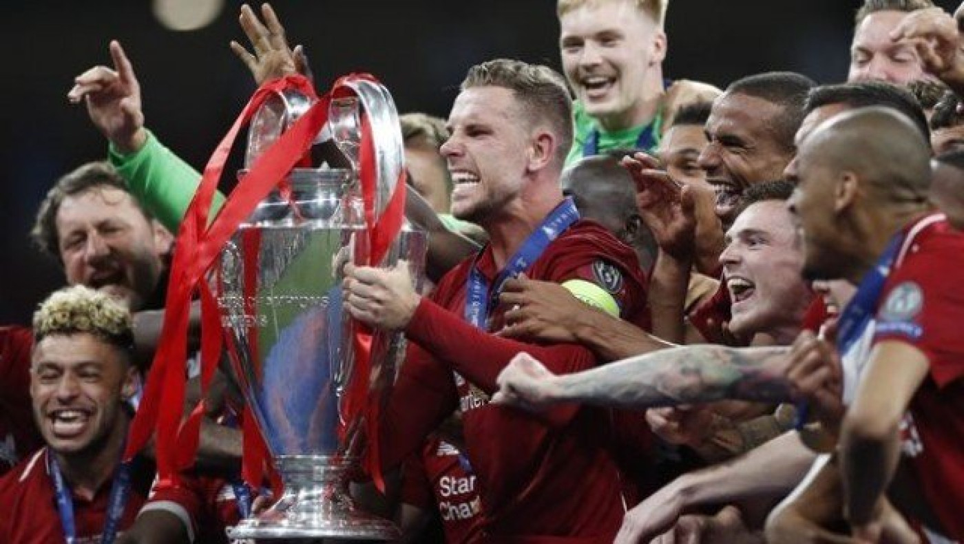 Η φωτογραφία του Χέντερσον με το τρόπαιο που προβληματίζει (pic)