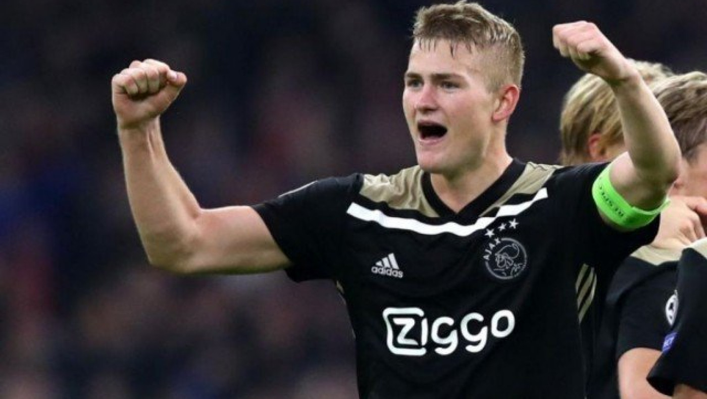 «Αποσύρθηκε για Ντε Λιχτ η                Γιουνάιτεντ»