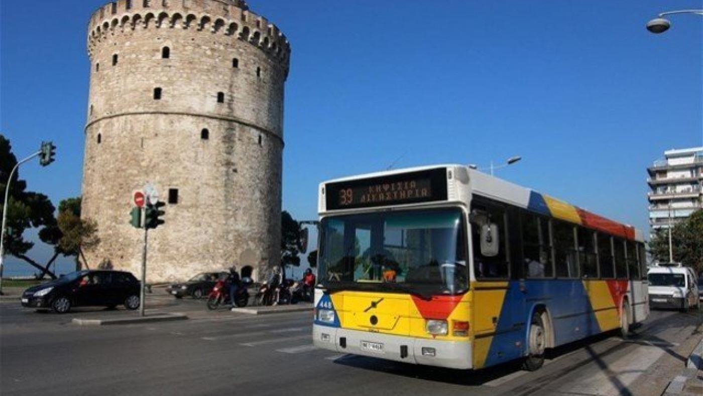 Θεσσαλονίκη: Επιβάτης έσπασε την πόρτα λεωφορείου του ΟΑΣΘ (ΦΩΤΟ)
