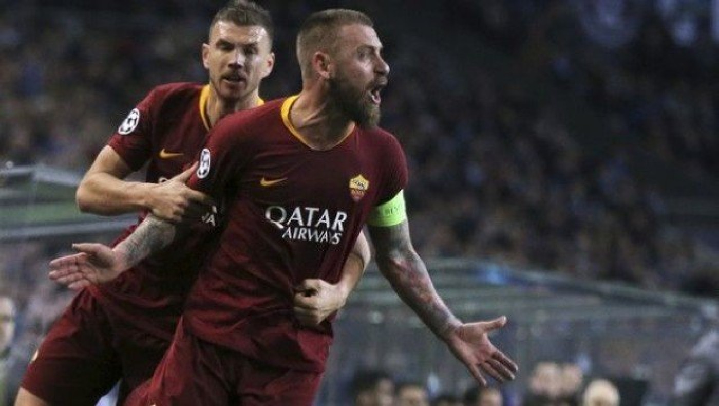 Υβριστικό πανό για τη διοίκηση της Ρόμα με φόντο τον Πύργο του Άιφελ