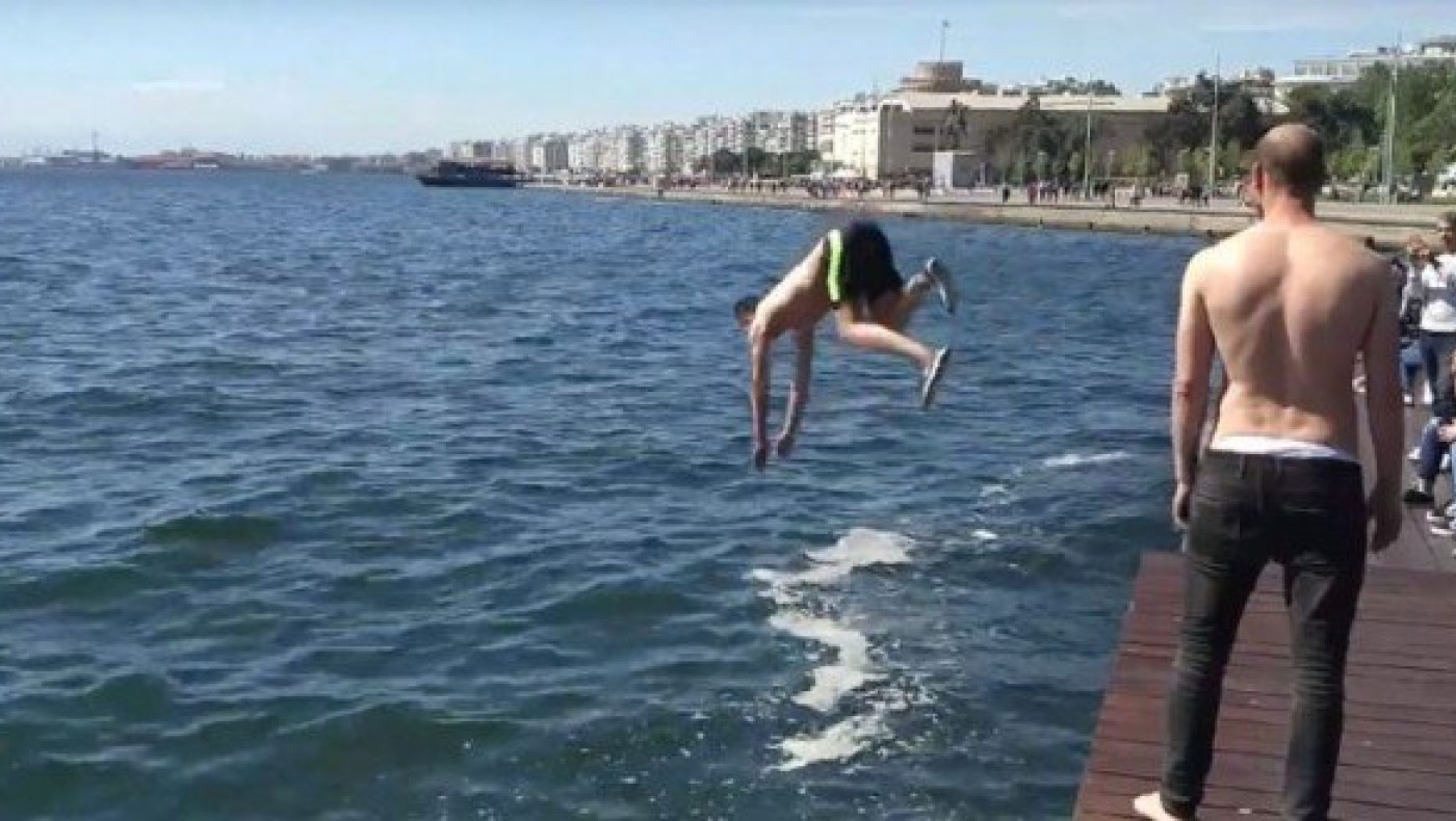 Θεσσαλονίκη: Νεαρός βούτηξε στον Θερμαϊκό για να... δροσιστεί (ΒΙΝΤΕΟ)