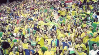 Λευκοί με εισιτήρια, σκουρόχρωμοι με... σκούπες