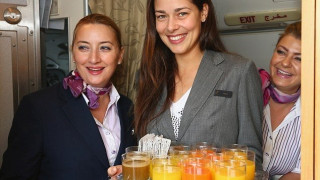Η Ιβάνοβιτς σε ρόλο... αεροσυνοδού! (pics)