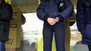 Η κουκλάρα - αστυνομικός που άφησε με ανοιχτό στόμα το «Βικελίδης»