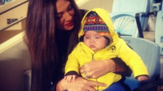 Στο Παγκρήτιο με τον γιο η Αγγελική Ηλιάδη για να δουν τον μπαμπά…