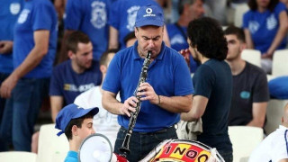 ΤΡΟΛ: Έλληνας φίλαθλος έπαιζε κλαρίνο στο       ΟΑΚΑ!