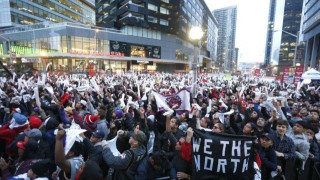 Ντελίριο στο Τορόντο: Κατασκήνωσαν για μία θέση στο Jurassic Park!