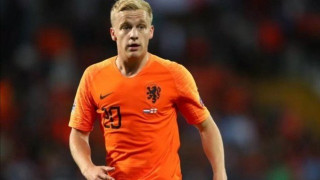 Γιουνάιτεντ και Τότεναμ κοιτάζουν        Φαν Ντε Μπέεκ