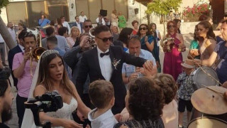 Με Παντελίδη και συνθήματα για Άρη η είσοδος του ζεύγους Δεληζήση (vid