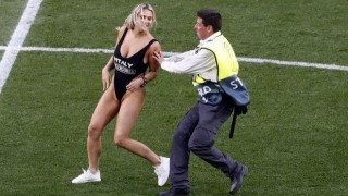 Η καυτή εισβολέας του τελικού έριξε χυλόπιτα σε παίκτες της Λίβερπουλ!