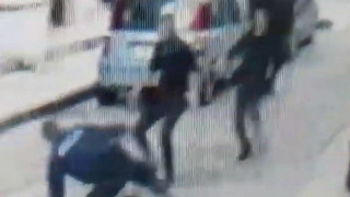 Βίντεο - ΣΟΚ από τον ξυλοδαρμό αστυνομικού στο κέντρο της Θεσσαλονίκης