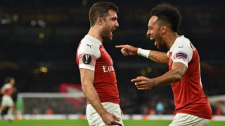 Ο «Sokratis» τραγουδάει,        ο Ομπαμεγιάνκ γελάει (vid)