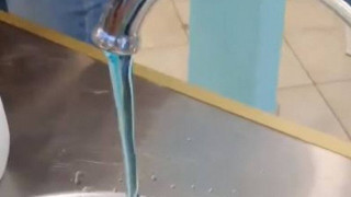 Θεσσαλονίκη: Μπλε νερό έτρεχε από βρύσες στον Εύοσμο (ΒΙΝΤΕΟ)